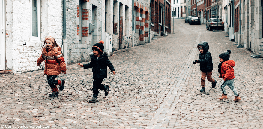 Straßenverkehr: Kinder spielen auf einer Straße.