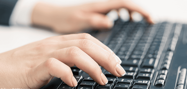 Person an Tastatur: Hat ein Betriebsrat Anspruch auf eine Schreibkraft?