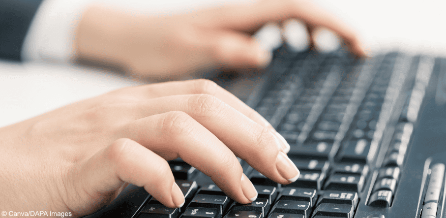 Person an Tastatur: Hat ein Betriebsrat Anspruch auf eine Schreibkraft?