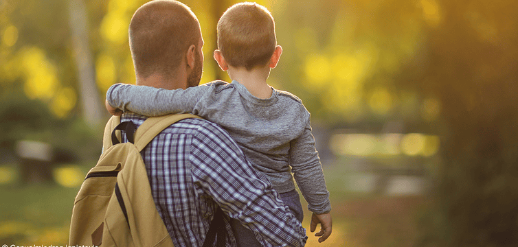 Ein Vater mit seinem Sohn auf dem Arm. Wie ist die Umgangsregelung gestaltet?