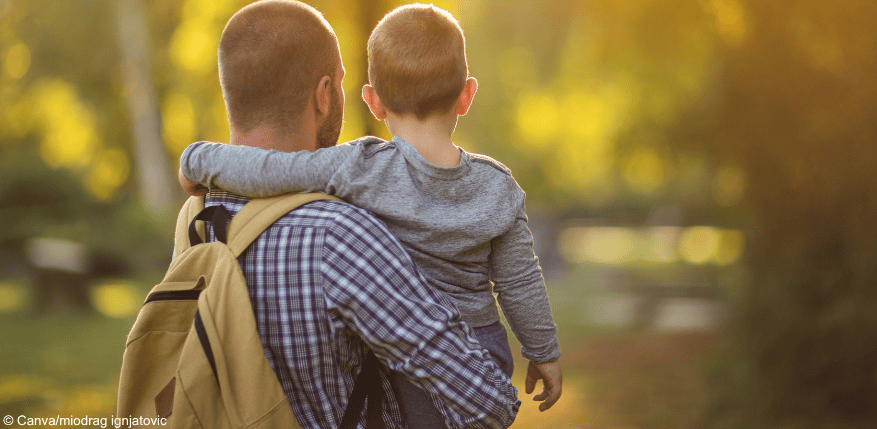 Ein Vater mit seinem Sohn auf dem Arm. Wie ist die Umgangsregelung gestaltet?