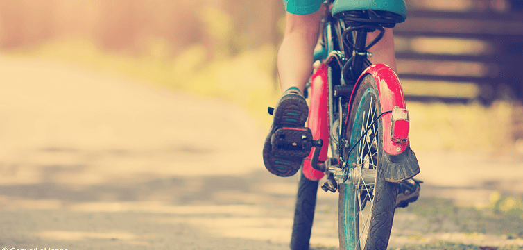 Junge auf Fahrrad fährt gegen Auto. Haben die Eltern ihre Aufsichtspflicht verletzt?