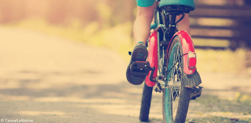Junge auf Fahrrad fährt gegen Auto. Haben die Eltern ihre Aufsichtspflicht verletzt?