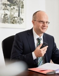 Dr. iur. Volker Schneiderhan, Maître en Droit