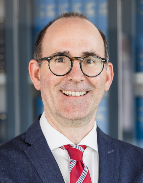 Dr. Daniel Smyrek, Maîtrise en Droit