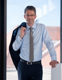 Dr. Julian Ries